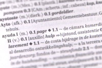 close up van woordenboek spaans naar nederlands met het woord ayuda in beeld